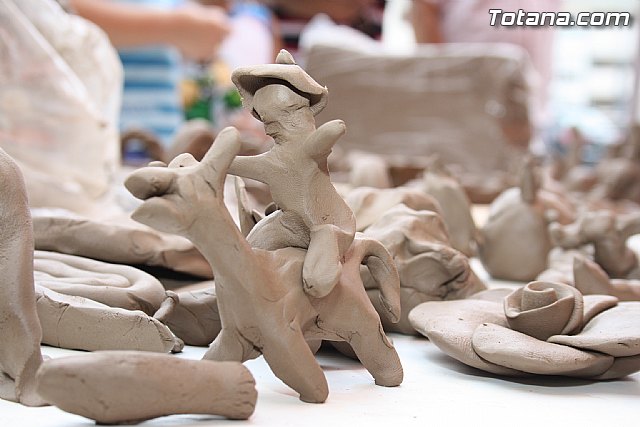 Los ms pequeños conocen de cerca el trabajo del alfarero gracias a las actividades que han integrado el programa de las 