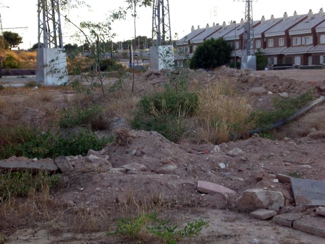 El Grupo Socialista exigirá la limpieza inmediata de dos solares abandonados en la pedanía de El Puntal - 1, Foto 1