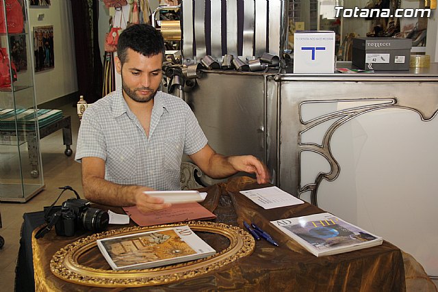 El arte urbano, la msica y la fotografa transforman la calle Santiago en el foco de diversin juvenil de las fiestas de Santiago - 1