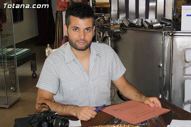El arte urbano, la msica y la fotografa transforman la calle Santiago en el foco de diversin juvenil de las fiestas de Santiago - 2