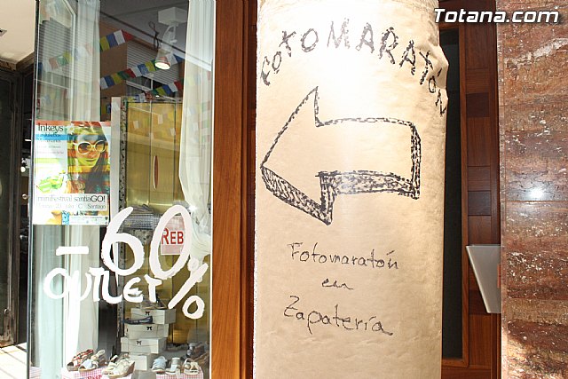 El arte urbano, la msica y la fotografa transforman la calle Santiago en el foco de diversin juvenil de las fiestas de Santiago - 5