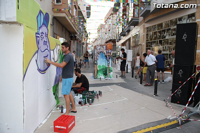 El arte urbano, la msica y la fotografa transforman la calle Santiago en el foco de diversin juvenil de las fiestas de Santiago - 8