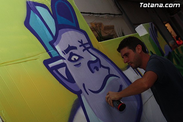 El arte urbano, la msica y la fotografa transforman la calle Santiago en el foco de diversin juvenil de las fiestas de Santiago - 9