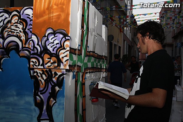 El arte urbano, la msica y la fotografa transforman la calle Santiago en el foco de diversin juvenil de las fiestas de Santiago - 10