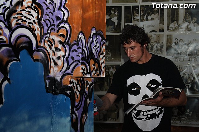 El arte urbano, la msica y la fotografa transforman la calle Santiago en el foco de diversin juvenil de las fiestas de Santiago - 13