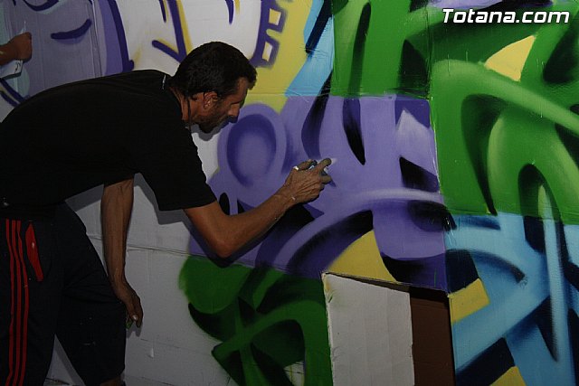 El arte urbano, la msica y la fotografa transforman la calle Santiago en el foco de diversin juvenil de las fiestas de Santiago - 14