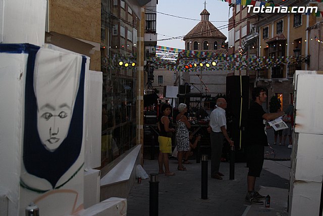El arte urbano, la msica y la fotografa transforman la calle Santiago en el foco de diversin juvenil de las fiestas de Santiago - 15