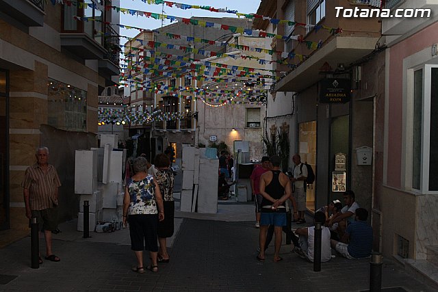 El arte urbano, la msica y la fotografa transforman la calle Santiago en el foco de diversin juvenil de las fiestas de Santiago - 16