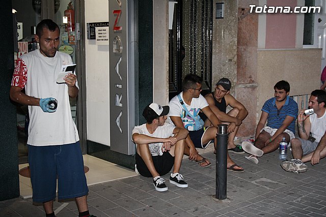 El arte urbano, la msica y la fotografa transforman la calle Santiago en el foco de diversin juvenil de las fiestas de Santiago - 20