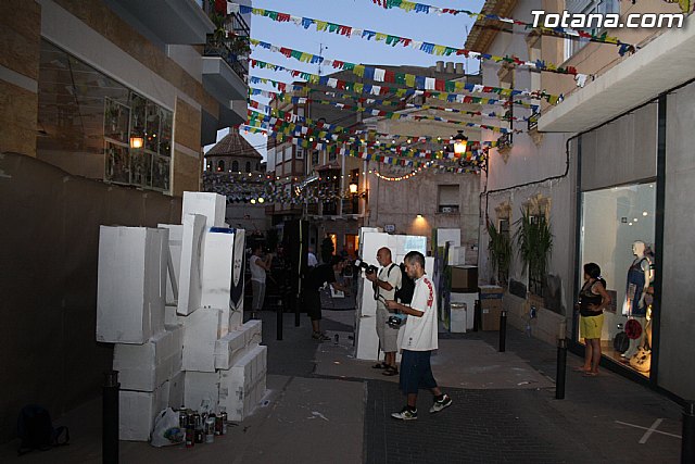 El arte urbano, la msica y la fotografa transforman la calle Santiago en el foco de diversin juvenil de las fiestas de Santiago - 23
