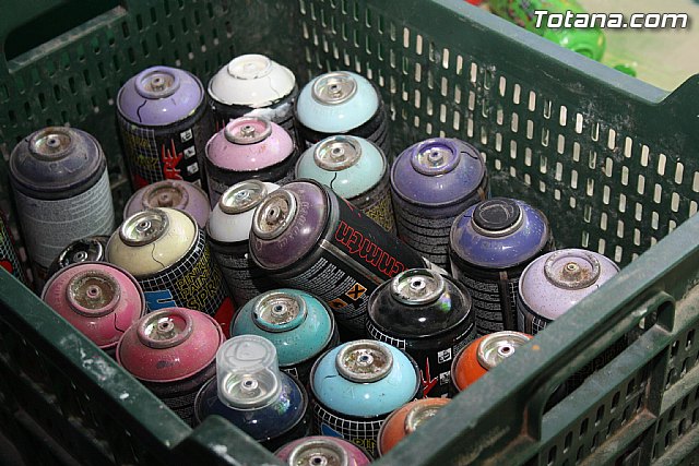 El arte urbano, la msica y la fotografa transforman la calle Santiago en el foco de diversin juvenil de las fiestas de Santiago - 24