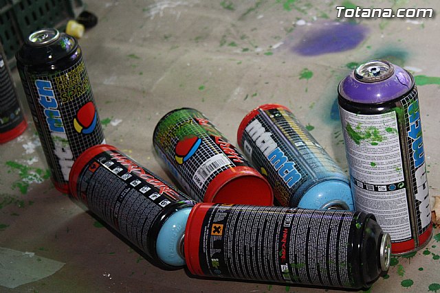 El arte urbano, la msica y la fotografa transforman la calle Santiago en el foco de diversin juvenil de las fiestas de Santiago - 25