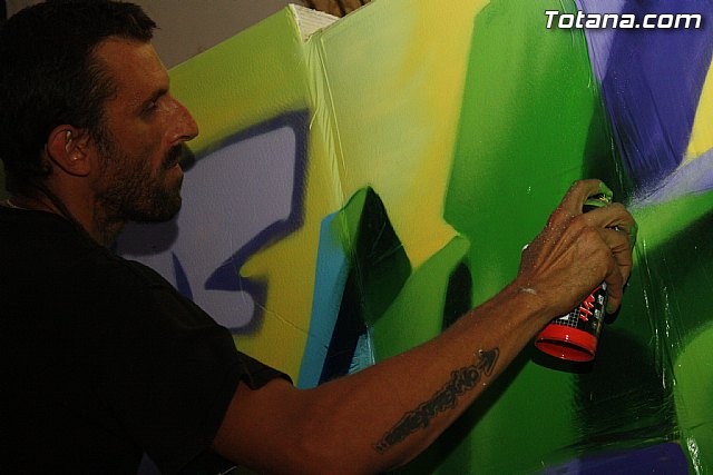 El arte urbano, la msica y la fotografa transforman la calle Santiago en el foco de diversin juvenil de las fiestas de Santiago - 26