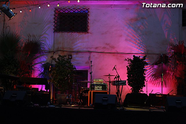 El arte urbano, la msica y la fotografa transforman la calle Santiago en el foco de diversin juvenil de las fiestas de Santiago - 27