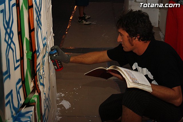 El arte urbano, la msica y la fotografa transforman la calle Santiago en el foco de diversin juvenil de las fiestas de Santiago - 32