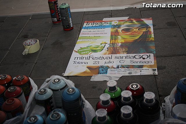 El arte urbano, la música y la fotografía transforman la calle Santiago en el foco de diversión juvenil de las fiestas de Santiago, Foto 1