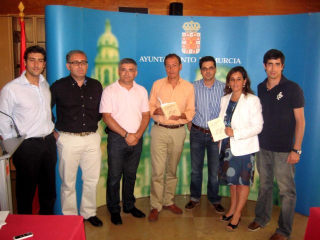 El Alcalde Cámara presenta una nueva obra que analiza las claves para gestionar la comunicación política local - 1, Foto 1