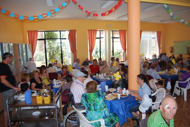 Autoridades municipales participan con los usuarios de la residencia La Purísima y con sus familiares en la Fiesta del Abuelo - 1, Foto 1
