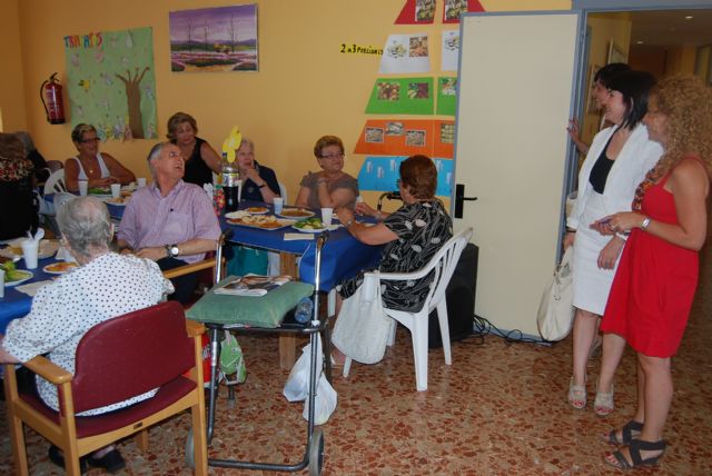Autoridades municipales participan con los usuarios de la residencia La Purísima y con sus familiares en la Fiesta del Abuelo - 2, Foto 2