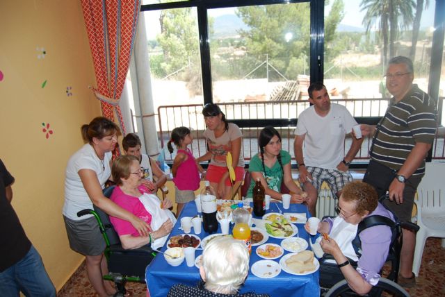 Autoridades municipales participan con los usuarios de la residencia La Purísima y con sus familiares en la Fiesta del Abuelo, Foto 3