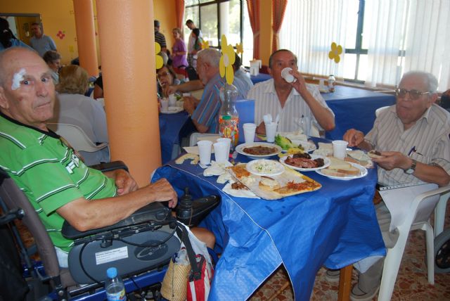 City officials involved with the users of the residence La Purisima and their families in the "Fiesta del Abuelo", Foto 4