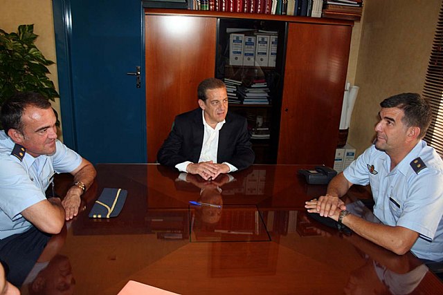 El teniente coronel jefe del Escuadrón de Zapadores Paracaidistas del Ejército del Aire se despide del alcalde - 1, Foto 1