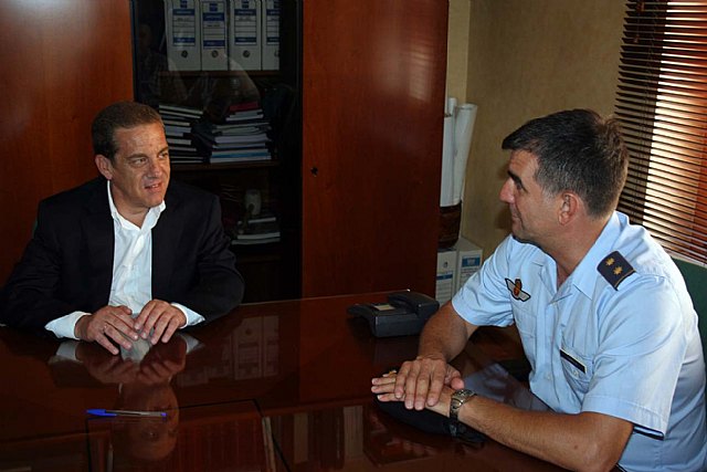 El teniente coronel jefe del Escuadrón de Zapadores Paracaidistas del Ejército del Aire se despide del alcalde - 2, Foto 2