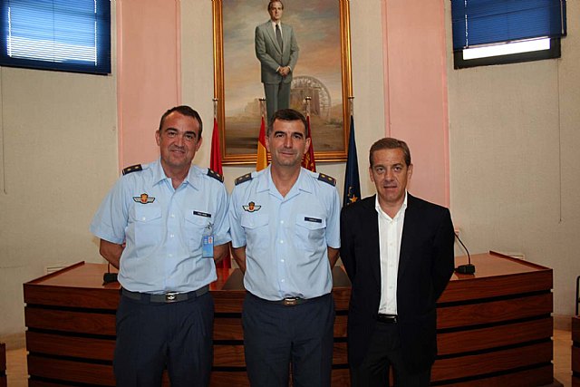 El teniente coronel jefe del Escuadrón de Zapadores Paracaidistas del Ejército del Aire se despide del alcalde - 4, Foto 4