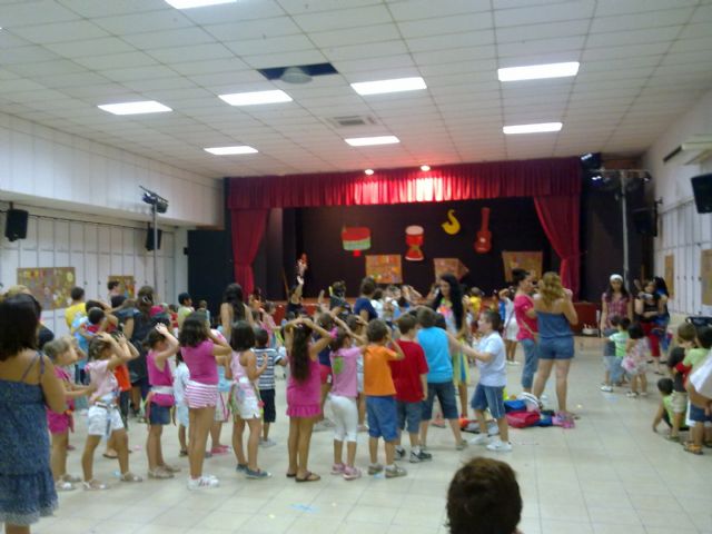 La Escuela de Verano de Servicios Sociales despidió julio con una gran fiesta - 1, Foto 1