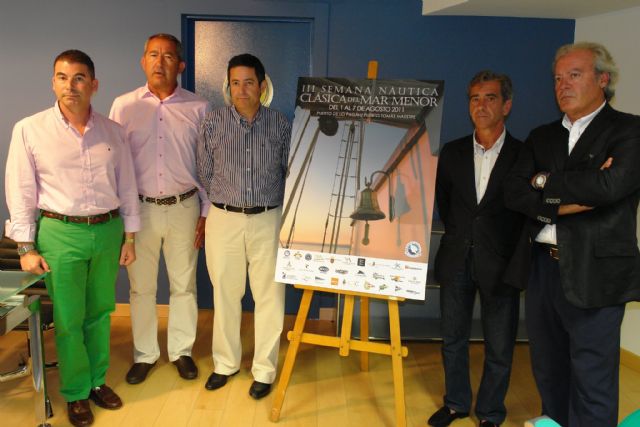 De izquierda a derecha, Antonio Marcelo Martínez,concejal Turismo de San Javier, junto a su homólogo de San Pedro del Pinatar, Antonio García, director general de Turismo, Enrique Ujaldón, Andrés Sánchez, director de la Semana y Pedro Román presidente Federación de Vela de la Regiónd de Murcia., Foto 1