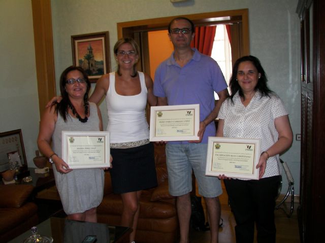 La Alcaldesa entrega los diplomas de reconocimiento a los tres técnicos de la Concejalía de Festejos - 1, Foto 1