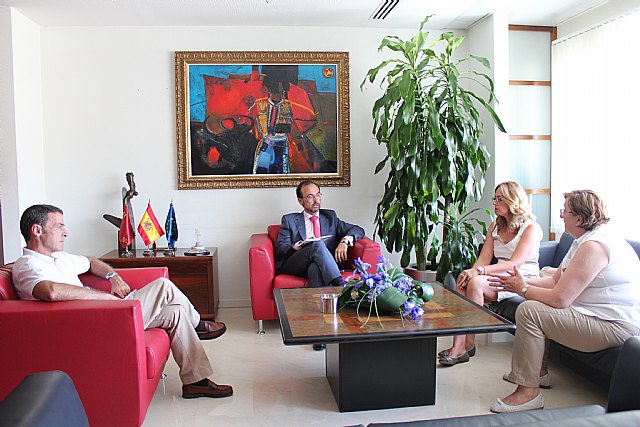 El consejero de Economia y Hacienda se reúne con la presidenta de la Organización Murciana de Mujeres Empresarias y Profesionales - 1, Foto 1