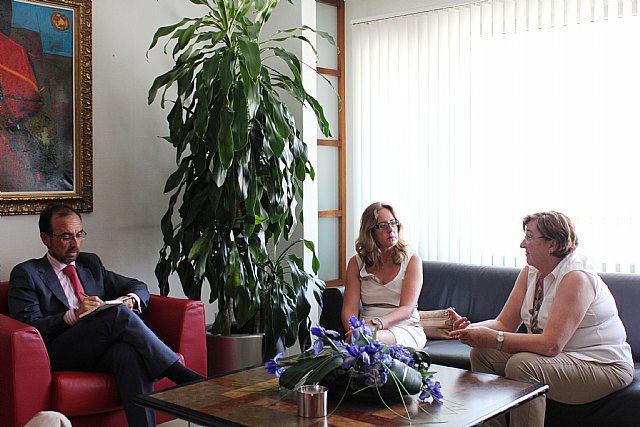 El consejero de Economia y Hacienda se reúne con la presidenta de la Organización Murciana de Mujeres Empresarias y Profesionales - 2, Foto 2
