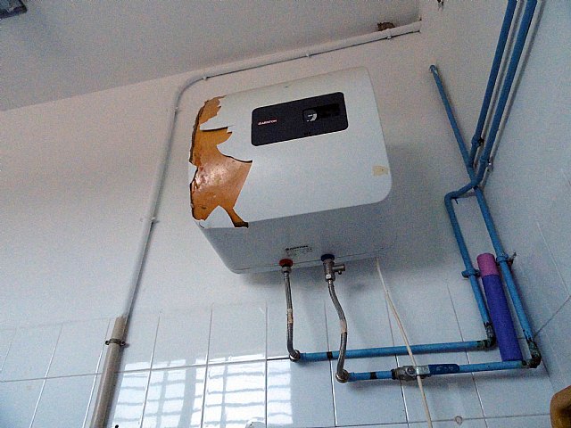 El Grupo Socialista pide al gobierno local que lleve a cabo una remodelación de la piscina de La Ñora - 1, Foto 1