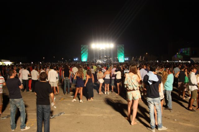 Ms de 18.000 personas asisten al concierto de Melendi en La Manga - 1