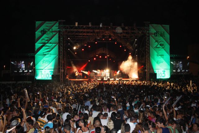 Ms de 18.000 personas asisten al concierto de Melendi en La Manga - 4