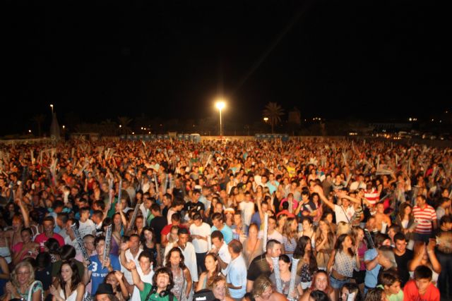 Ms de 18.000 personas asisten al concierto de Melendi en La Manga - 5