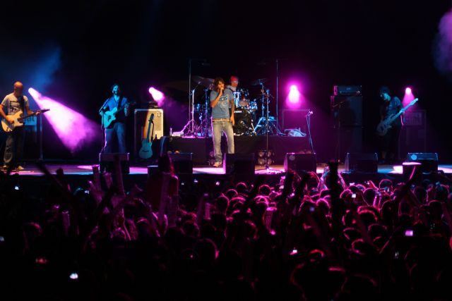 Ms de 18.000 personas asisten al concierto de Melendi en La Manga - 6