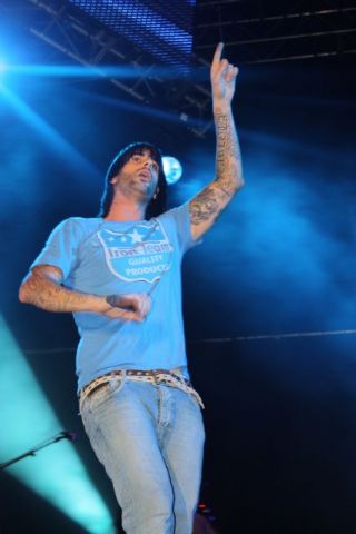 Ms de 18.000 personas asisten al concierto de Melendi en La Manga - 9