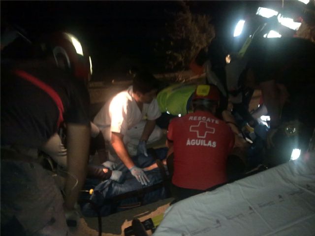 Auxilian a un pescador accidentado en el Embarcadero de El Hornillo - 1, Foto 1