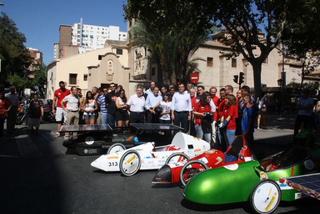 Los vehículos participantes en la Solar Race 2011 recorren 1.500 kilómetros con la energía equivalente un litro de gasolina - 1, Foto 1