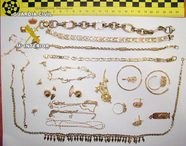 La Guardia Civil detiene, en Puerto de Mazarrón, a una pareja responsable de robos en interior de viviendas - 1, Foto 1