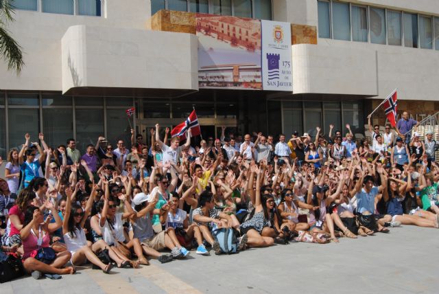 El Alcalde recibe en el ayuntamiento a los 173 jóvenes noruegos peregrinos del JMJ acogidos por familias del municipio - 1, Foto 1