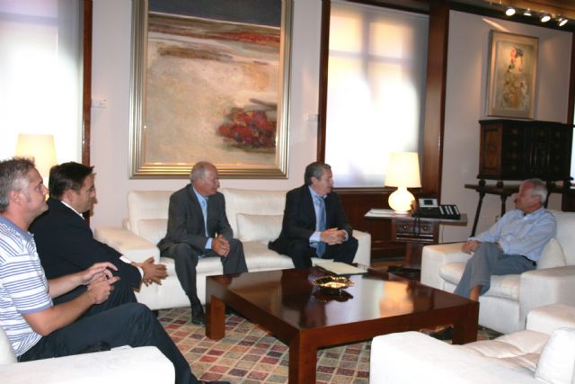 El jefe del Ejecutivo regional, Ramón Luis Valcárcel, recibe al alcalde de Albudeite, Jesús García Martínez - 1, Foto 1