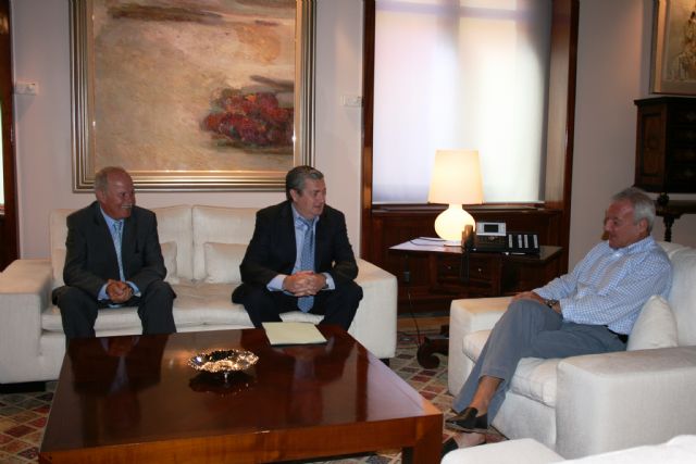 El jefe del Ejecutivo regional, Ramón Luis Valcárcel, recibe al alcalde de Albudeite, Jesús García Martínez - 2, Foto 2