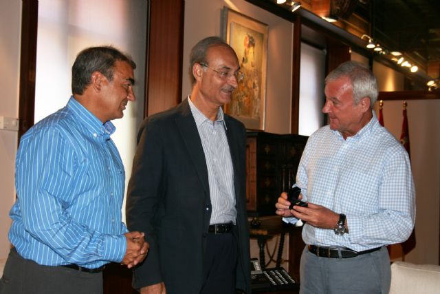 El presidente de la Comunidad Autónoma recibe la Insignia de Oro del Consejo Escolar - 1, Foto 1