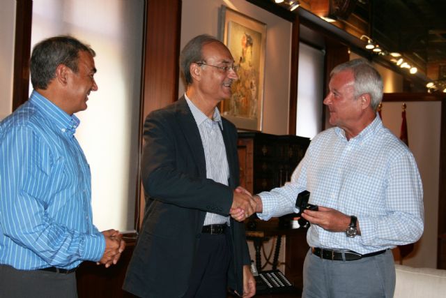 El presidente de la Comunidad Autónoma recibe la Insignia de Oro del Consejo Escolar - 2, Foto 2