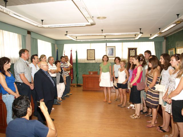 El alcalde de Ceutí recibe a medio centenar de jóvenes peregrinos de Bielorrusia y Paraguay - 1, Foto 1