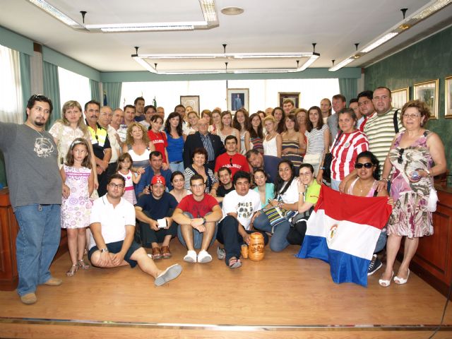 El alcalde de Ceutí recibe a medio centenar de jóvenes peregrinos de Bielorrusia y Paraguay - 2, Foto 2