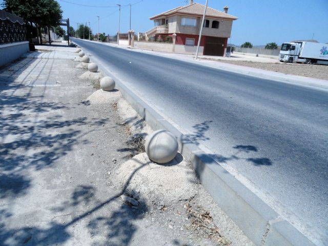 Los socialistas piden al Ayuntamiento que arregle las aceras de la pedanía de El Raal para que los vecinos circulen con seguridad - 1, Foto 1